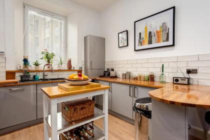 Spacious 2 Bedroom House Near The Meadows - image 20