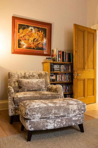 Spacious 2 Bedroom House Near The Meadows - image 21