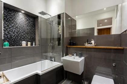 Spacious 2 Bedroom House Near The Meadows - image 22