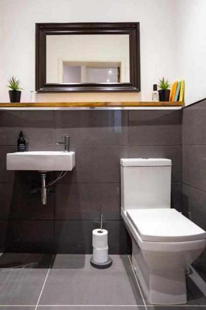 Spacious 2 Bedroom House Near The Meadows - image 25