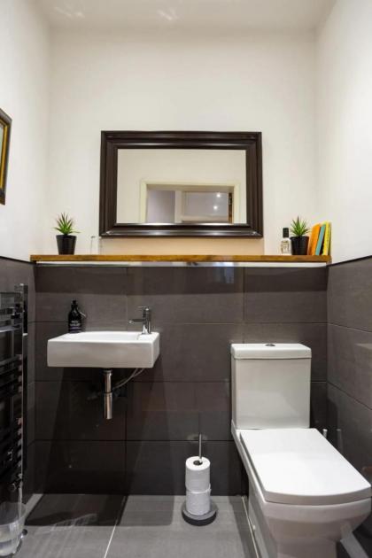 Spacious 2 Bedroom House Near The Meadows - image 26