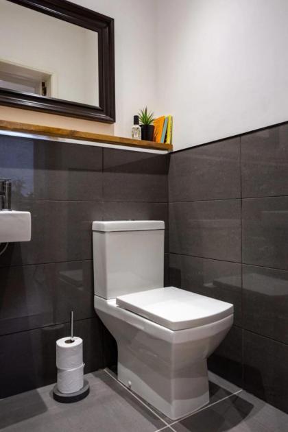 Spacious 2 Bedroom House Near The Meadows - image 27