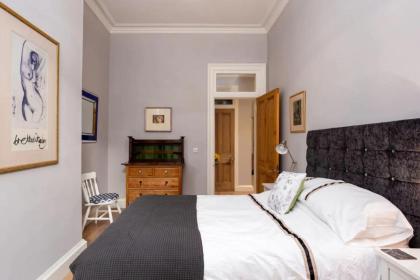 Spacious 2 Bedroom House Near The Meadows - image 3