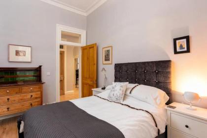 Spacious 2 Bedroom House Near The Meadows - image 4