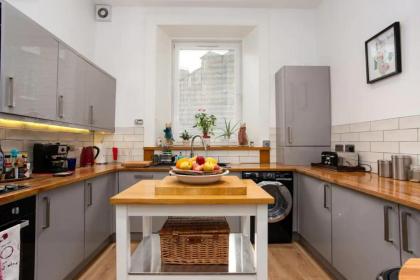 Spacious 2 Bedroom House Near The Meadows - image 5