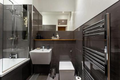 Spacious 2 Bedroom House Near The Meadows - image 6
