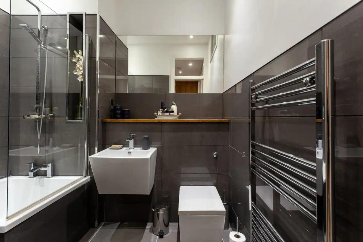 Spacious 2 Bedroom House Near The Meadows - image 6