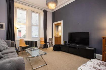 Spacious 2 Bedroom House Near The Meadows - image 7