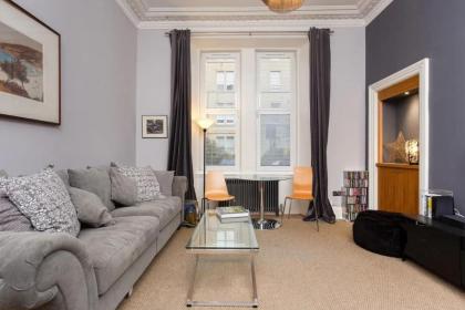 Spacious 2 Bedroom House Near The Meadows - image 8