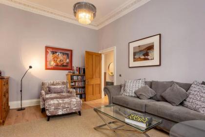 Spacious 2 Bedroom House Near The Meadows - image 9