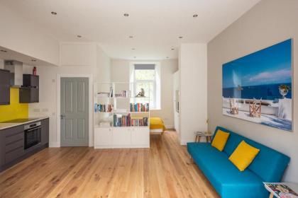 Artist's Studio in Stockbridge - image 7