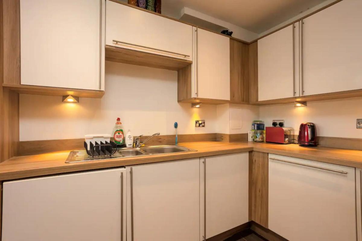Comfy 2 Bedroom Apartment near Edinburgh City Centre - main image