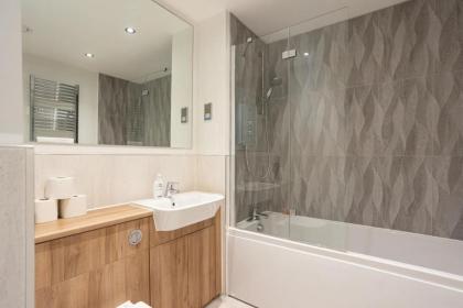 Comfy 2 Bedroom Apartment near Edinburgh City Centre - image 11