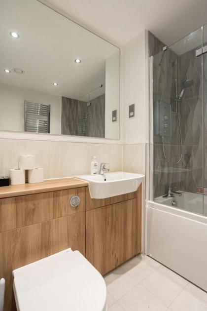 Comfy 2 Bedroom Apartment near Edinburgh City Centre - image 12