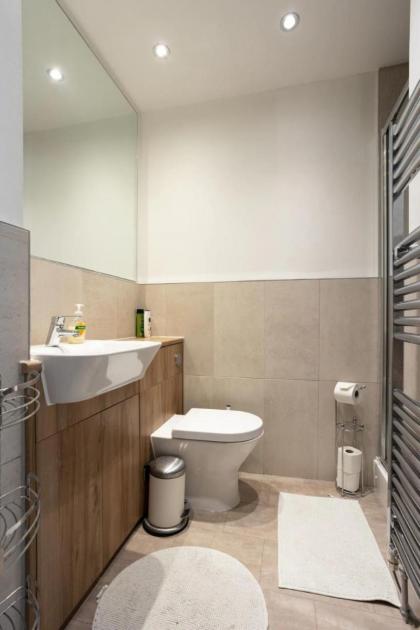 Comfy 2 Bedroom Apartment near Edinburgh City Centre - image 13