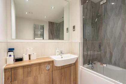 Comfy 2 Bedroom Apartment near Edinburgh City Centre - image 14