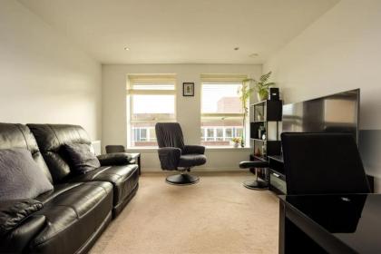 Comfy 2 Bedroom Apartment near Edinburgh City Centre - image 2