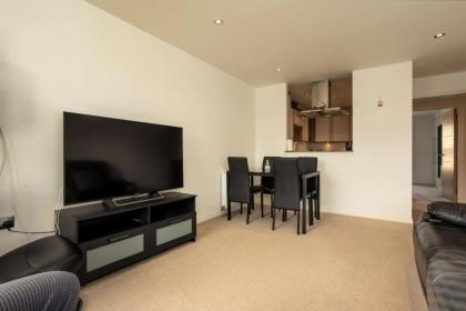 Comfy 2 Bedroom Apartment near Edinburgh City Centre - image 3