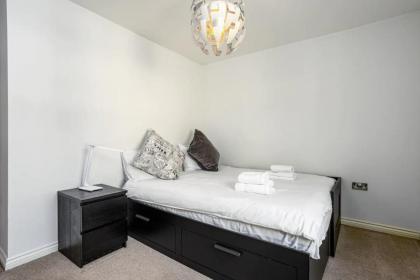 Comfy 2 Bedroom Apartment near Edinburgh City Centre - image 5