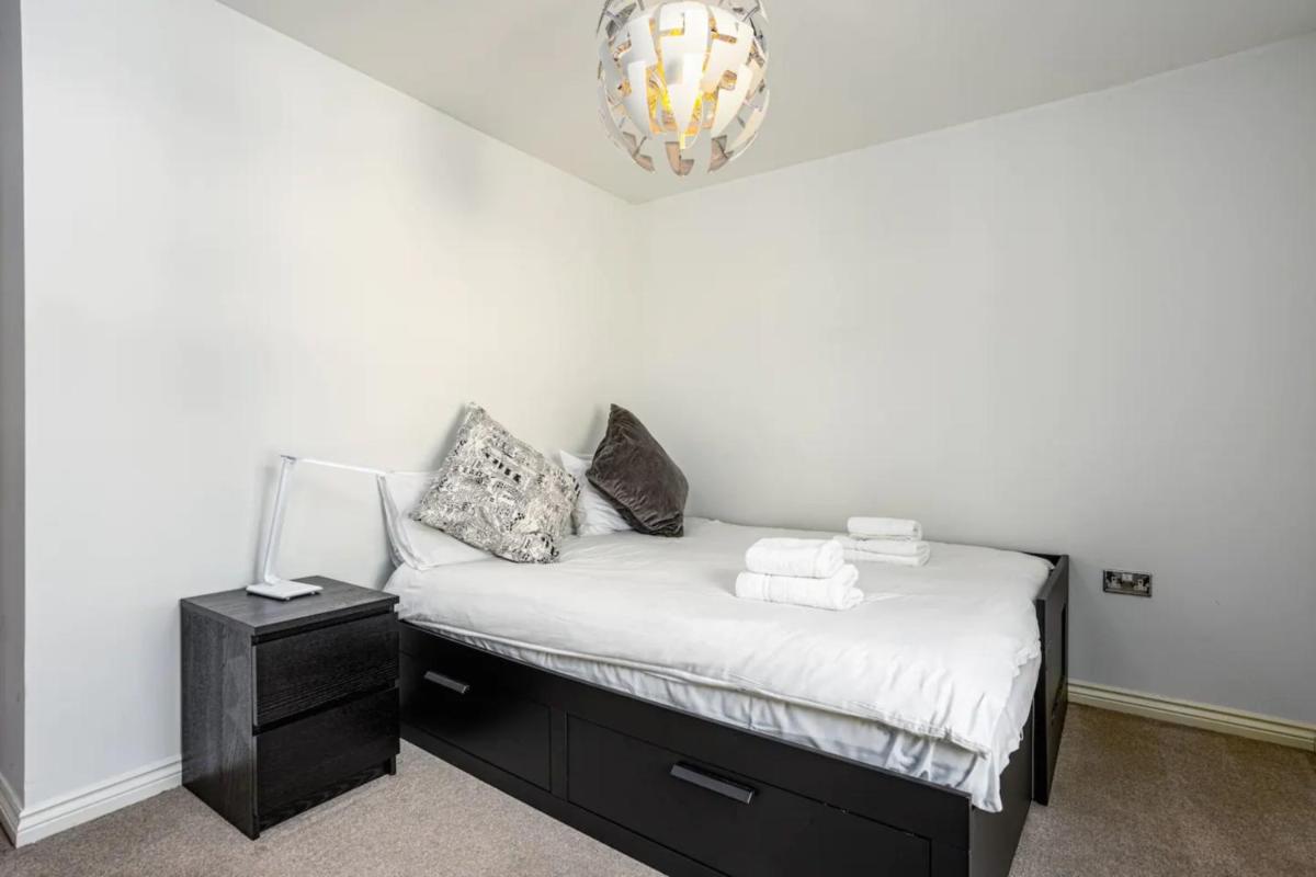 Comfy 2 Bedroom Apartment near Edinburgh City Centre - image 5