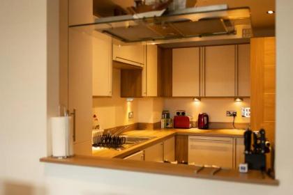 Comfy 2 Bedroom Apartment near Edinburgh City Centre - image 6
