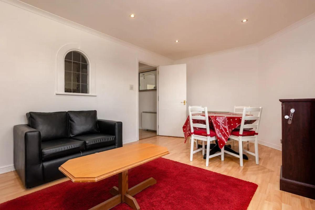 Stylish 2 Bedroom Apartment near the City Centre - main image
