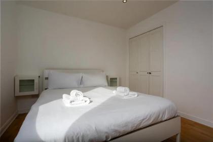 Stylish 2 Bedroom Apartment near the City Centre - image 10