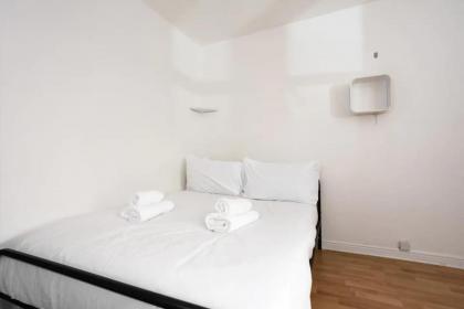 Stylish 2 Bedroom Apartment near the City Centre - image 11