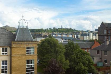 Stylish 2 Bedroom Apartment near the City Centre - image 13
