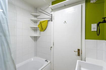 Stylish 2 Bedroom Apartment near the City Centre - image 17