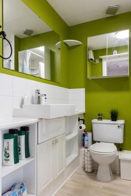 Stylish 2 Bedroom Apartment near the City Centre - image 18