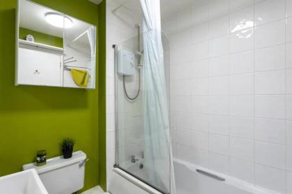 Stylish 2 Bedroom Apartment near the City Centre - image 19