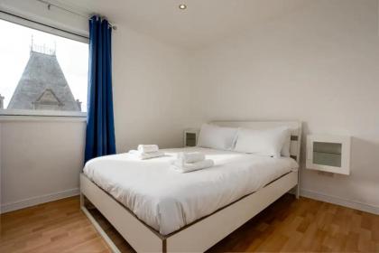 Stylish 2 Bedroom Apartment near the City Centre - image 2