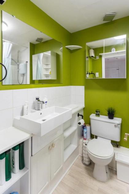 Stylish 2 Bedroom Apartment near the City Centre - image 5