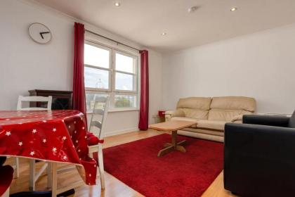 Stylish 2 Bedroom Apartment near the City Centre - image 7