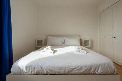 Stylish 2 Bedroom Apartment near the City Centre - image 9