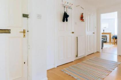 Charming 3 Bedroom Apartment in the Heart of Vibrant Old Town - image 13