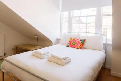 Charming 3 Bedroom Apartment in the Heart of Vibrant Old Town - image 14