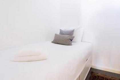 Charming 3 Bedroom Apartment in the Heart of Vibrant Old Town - image 15