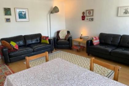 Charming 3 Bedroom Apartment in the Heart of Vibrant Old Town - image 2