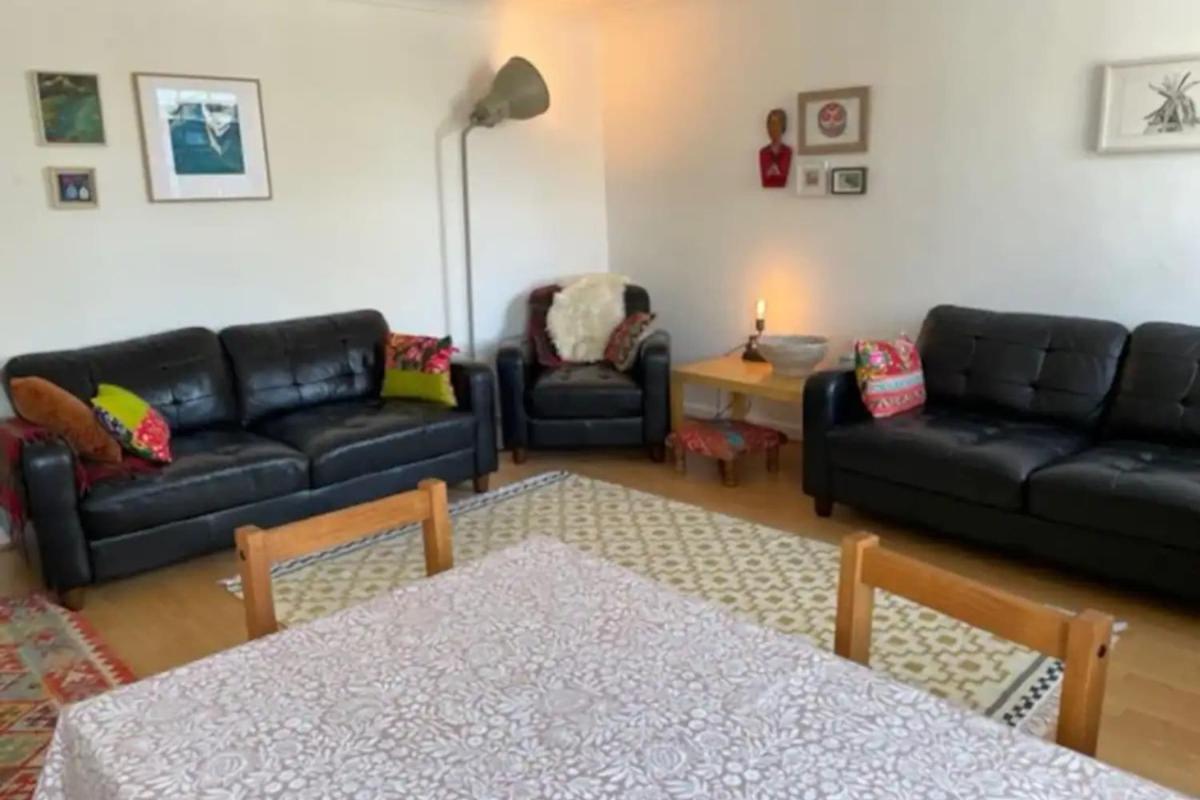 Charming 3 Bedroom Apartment in the Heart of Vibrant Old Town - image 2