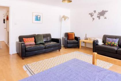 Charming 3 Bedroom Apartment in the Heart of Vibrant Old Town - image 3