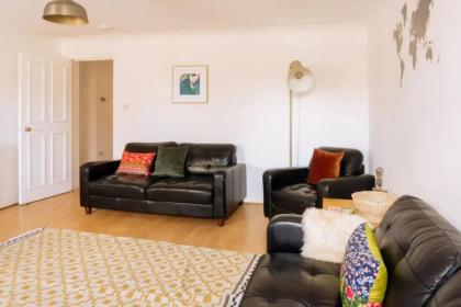 Charming 3 Bedroom Apartment in the Heart of Vibrant Old Town - image 4