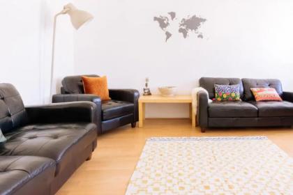 Charming 3 Bedroom Apartment in the Heart of Vibrant Old Town - image 5