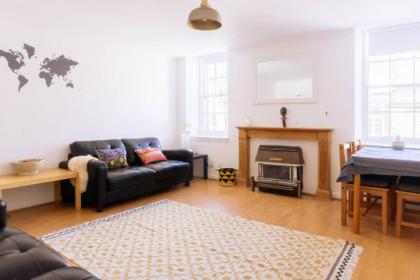 Charming 3 Bedroom Apartment in the Heart of Vibrant Old Town - image 6
