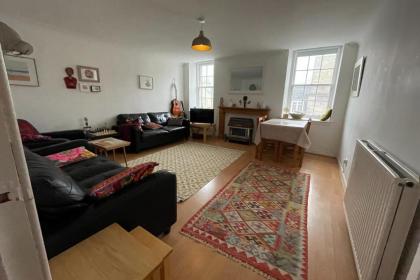Charming 3 Bedroom Apartment in the Heart of Vibrant Old Town - image 7