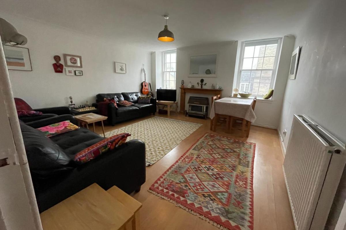 Charming 3 Bedroom Apartment in the Heart of Vibrant Old Town - image 7