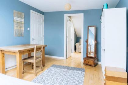 Stylish 3 Bedroom Apartment near Hollyrood Park - image 13