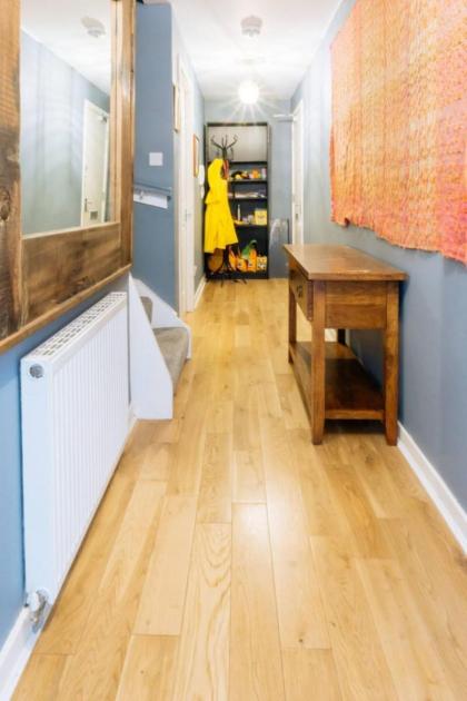 Stylish 3 Bedroom Apartment near Hollyrood Park - image 14