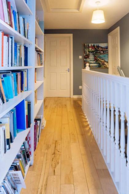 Stylish 3 Bedroom Apartment near Hollyrood Park - image 16